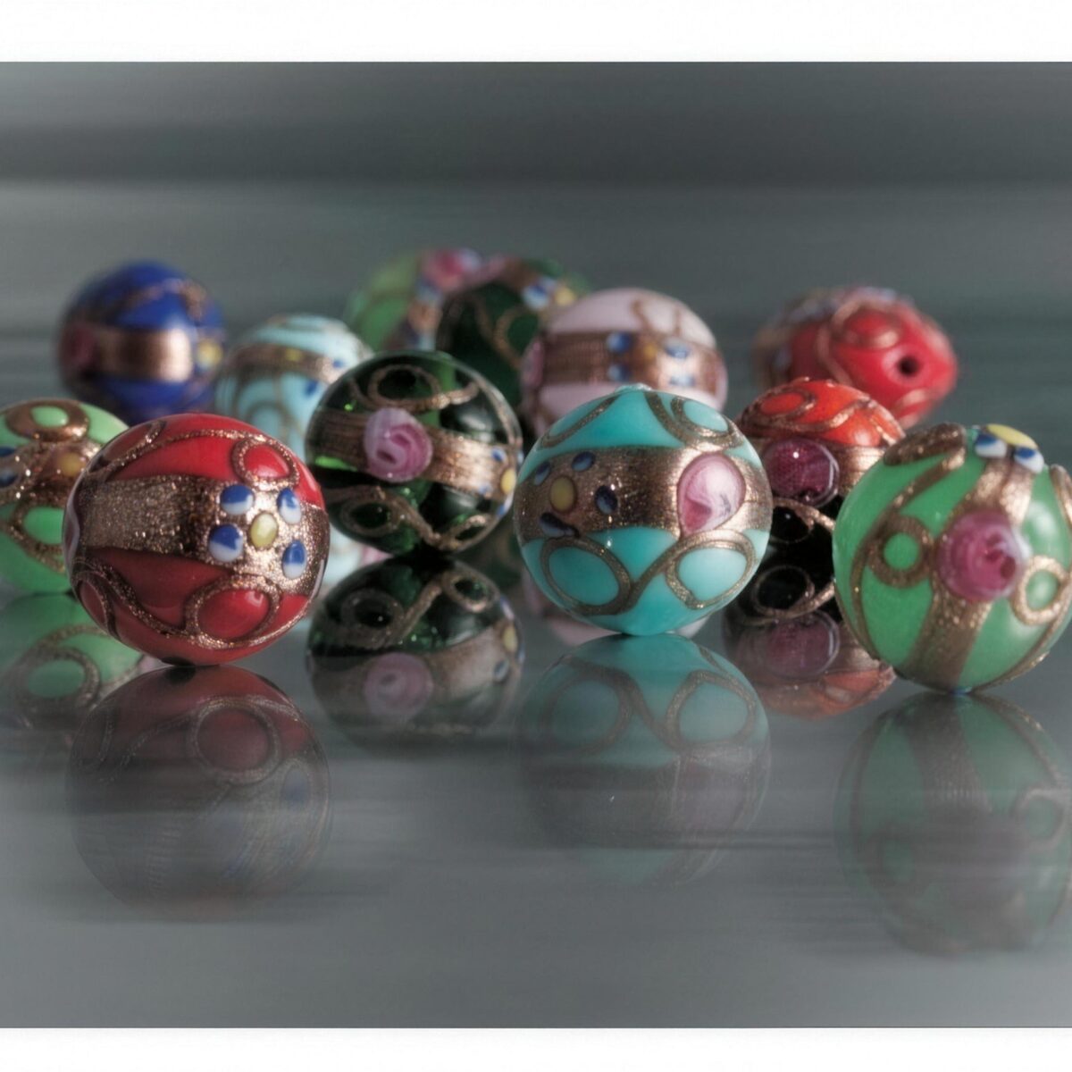 Perle lavorate a lume con decori a rosa e avventurina