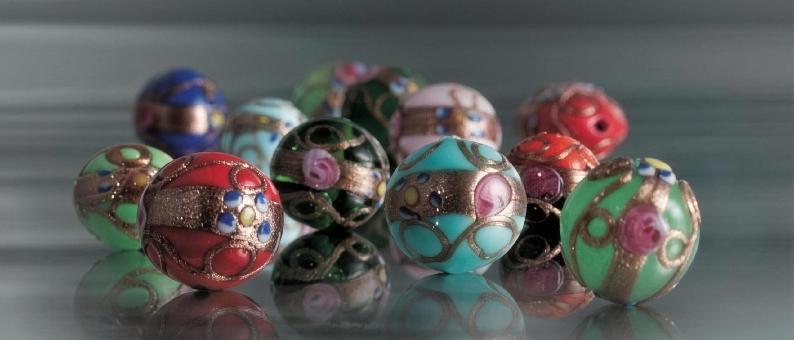 Perle a lume con avventurina e decori a rosa